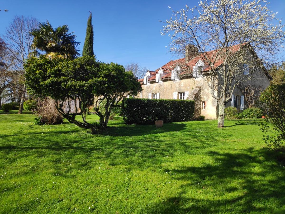 Au Chateau Juillac Exterior photo